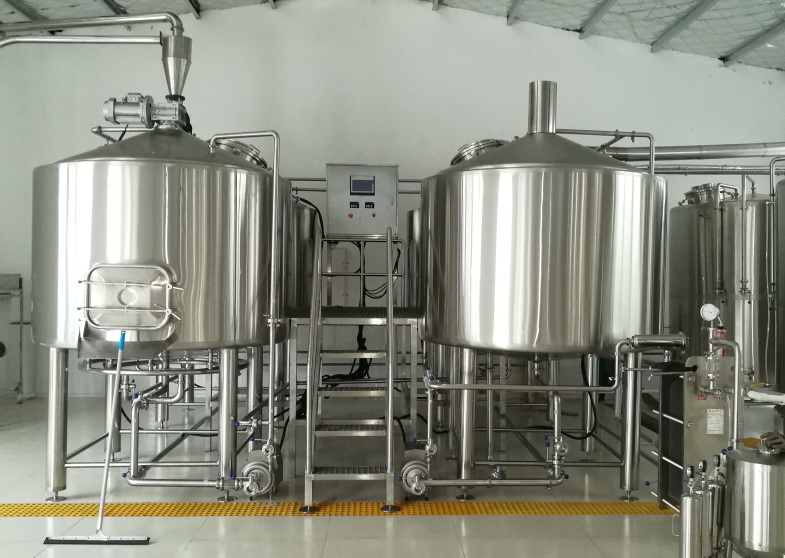 青岛客户4000L4器啤酒厂设备安装完工